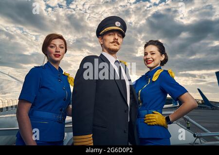 L'equipaggio in posa per la telecamera prima del decollo Foto Stock