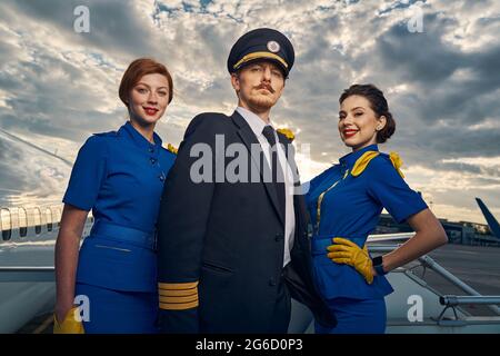 Giovane equipaggio in posa per la telecamera all'esterno Foto Stock