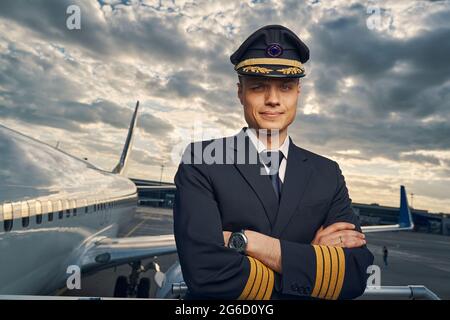 Aviatore serio in posa per la telecamera prima del volo Foto Stock