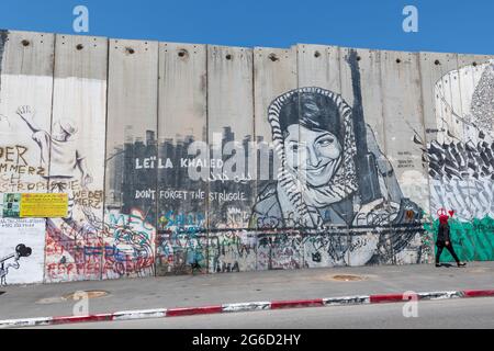 Graffiti di Leila Khaled un rifugiato palestinese al muro di confine tra Palestina e Israele a Betlemme, Palestina. Cisgiordania Foto Stock