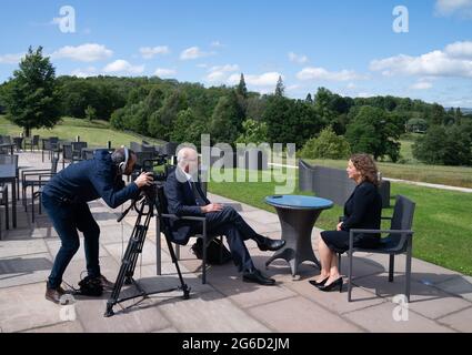 Hannah Ingram-Moore, figlia del Capitano Sir Tom Moore, è intervistata da membri dei media al Coniston Hotel di Skipton, North Yorkshire, dopo una cerimonia all'inizio del giorno per seppellire le ceneri di Sir Tom nella tomba della sua famiglia nel cimitero di Morton. Data immagine: Lunedì 5 luglio 2021. Foto Stock