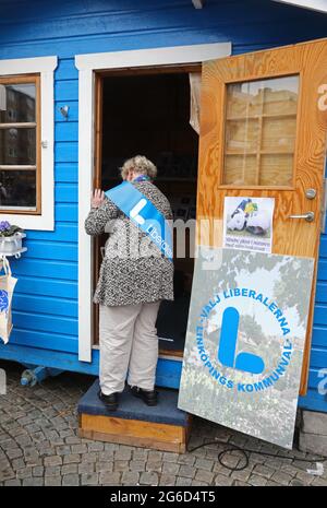 Manifesti elettorali e rifugi elettorali su Trädgårdstorget a Linköping. Qui sono eletti lavoratori per i liberali (L). Foto Stock