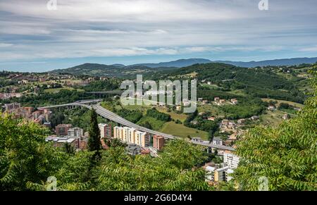 Vista dal Castello di Monforte alla periferia di Campobasso e le colline molisane. Campobasso, Molise, Italia, Europa Foto Stock