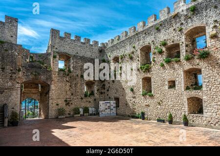 Cortile interno del Castello Monforte a Campobasso. Campobasso, Molise, Italia, Europa Foto Stock