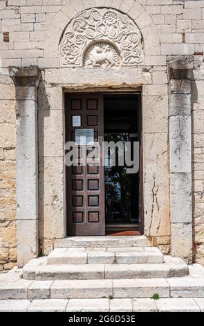Portale d'ingresso della chiesa di San Giorgio, la più antica di Campobasso. Campobasso, Molise, Italia, Europa Foto Stock