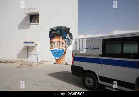 Kairouan, Tunisia. 01 gennaio 2000. Una visione generale dell'unità di terapia intensiva dell'ospedale Ibn Jarrah dove i pazienti COVID-19 ricevono il trattamento. La Tunisia ha posto la capitale Tunisi e la città settentrionale di Bizerte sotto un blocco parziale dal luglio 14 in un tentativo di registrare i casi quotidiani di coronavirus e le morti. Credit: SOPA Images Limited/Alamy Live News Foto Stock