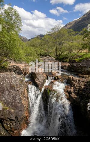Le Lower Falls a Glen Nevis, Scottish Highlands, Regno Unito Foto Stock