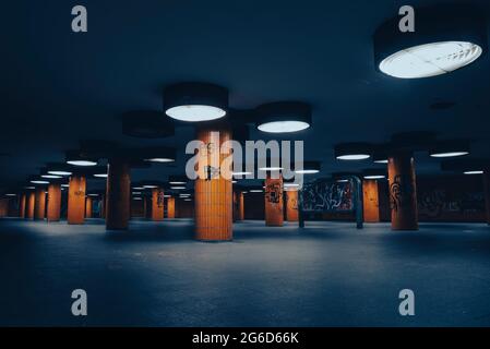 Sottopassaggio pedonale all'ICC di berlino in germania di notte, famoso sottopassaggio pedonale vicino al Centro Congressi Internazionale (ICC Berlin) Foto Stock