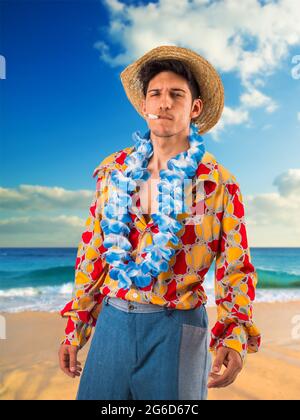 Giovane uomo che fuma sigaretta sulla spiaggia, con abiti hippie Foto Stock