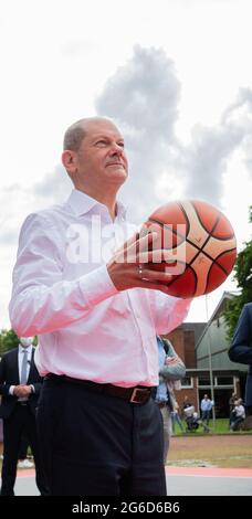 Hannover, Germania. 05 luglio 2021. OLAF Scholz (SPD), candidato del DOCUP al Cancelliere e Ministro federale delle finanze, gioca a basket al festival di volontariato Turn Klubb zu Hannover. Credit: Julian Stratenschulte/dpa/Alamy Live News Foto Stock