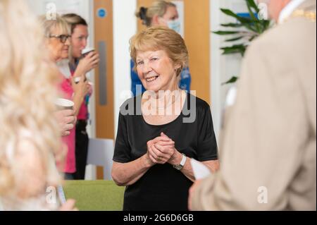 Margaret Keenan gode di un tè NHS Big Thank You all'UHCW, Coventry, dove ha ricevuto la prima dose non clinica al mondo di vaccino Covid-19. Foto Stock