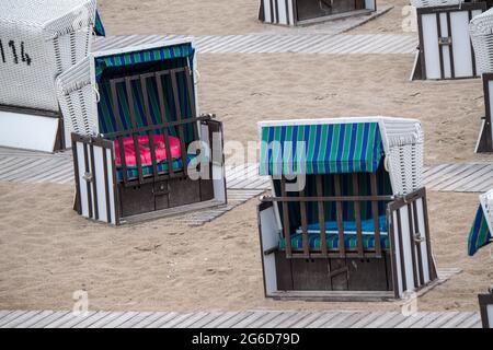 Koserow, Germania. 05 luglio 2021. Sulla spiaggia del Mar Baltico di fronte al molo di Koserow sull'isola di Usedom, le sedie a sdraio sono insolitamente vuote per l'estate. Credit: Stefan Sauer/dpa/Alamy Live News Foto Stock