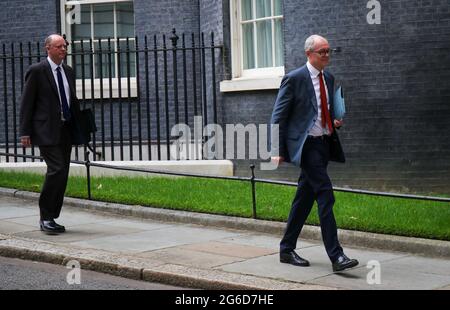 LONDRA, INGHILTERRA, LUGLIO 05 2021, Chris Whitty e Patrick Vallance lasciano 10 Downing Street per Covid-19 Briefing . Quasi tutte le restrizioni di Covid-19 compreso il facemaskes di uso e la distanza sociale saranno tolte dal 19 luglio Foto Stock