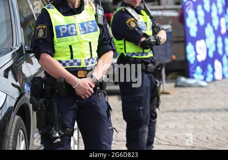 Ufficiali di polizia in loco quando i democratici svedesi (SD) tengono una riunione elettorale su Stora Torget a Motala. Foto Stock