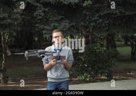 Pilota drone. Controllare il drone all'aperto. Foto Stock