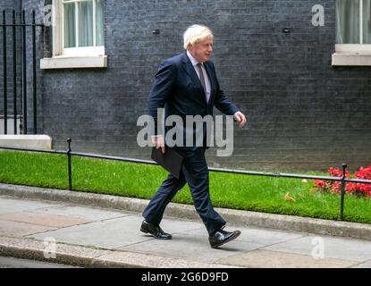 LONDRA, INGHILTERRA, 5 LUGLIO, il primo ministro britannico Boris Johnson lascia 10 Downing Street per Covid-19 Briefing. Quasi tutte le restrizioni di Covid-19 compreso il facemaskes di uso e la distanza sociale saranno tolte dal 19 luglio il lunedì 5 luglio 2021. (Credit: Lucy North | MI News) Credit: MI News & Sport /Alamy Live News Foto Stock