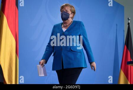 Berlino, Germania. 05 luglio 2021. La cancelliera tedesca Angela Merkel (CDU) parte dopo una conferenza stampa dopo l’ottavo vertice dei Balcani occidentali. La Merkel ha fornito una valutazione mista degli sviluppi nei paesi dei Balcani occidentali e del loro processo di riavvicinamento all'Unione europea. Credit: Michael Sohn/POOL AP/dpa/Alamy Live News Foto Stock