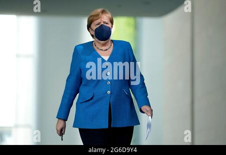 Berlino, Germania. 05 luglio 2021. La cancelliera tedesca Angela Merkel (CDU) arriva per una conferenza stampa dopo l’ottavo vertice dei Balcani occidentali. La Merkel ha fornito una valutazione mista degli sviluppi nei paesi dei Balcani occidentali e del loro processo di riavvicinamento all'Unione europea. Credit: Michael Sohn/POOL AP/dpa/Alamy Live News Foto Stock