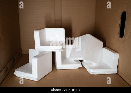 Schiuma EPS in una scatola di cartone. La schiuma di polistirene espanso è un prodotto di stirene monomero. Foto Stock