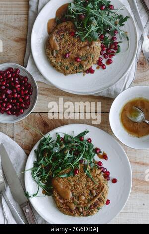 Da sopra deliziosi hamburger vegani su tavolo di legno Foto Stock