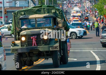 Upper Southampton, Stati Uniti. 05 luglio 2021. Un veicolo militare passa dalla folla durante la sfilata di Upper Southampton del 4 luglio lunedì 05 luglio 2021 al Second Street Pike nell'Upper Southampton, Pennsylvania. Centinaia hanno guardato mentre la cittadina ha tenuto la sua quarta celebrazione dopo un'assenza l'anno scorso a causa della pandemia globale. Credit: William Thomas Cain/Alamy Live News Foto Stock