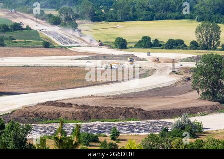 Costruzione del nuovo interscambio stradale intorno alla città vista dalla torre di osservazione Hubertus, Sopron, Ungheria Foto Stock