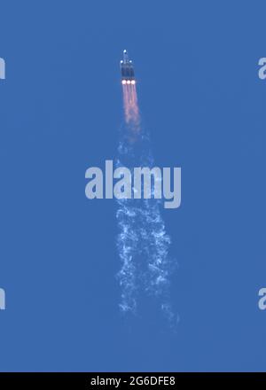 Un razzo pesante di United Launch Alliance Delta IV con un payload dell'Ufficio Nazionale per la rinascita lanciato dal team Vandenberg dal Space Launch Complex-6 qui lunedì alle 13:47 PDT. Questo è stato il nono Delta IV-Heavy lanciato da Vandenberg, con il primo lancio avvenuto il 20 gennaio 201, ed è il più grande razzo mai lanciato dalla costa occidentale degli Stati Uniti. (STATI UNITI Space Force foto di Michael Peterson) Foto Stock