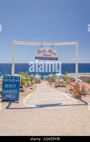 Pittoresca spiaggia rocciosa di Porto Roxa sulla costa occidentale dell'isola di Zante, Grecia Foto Stock