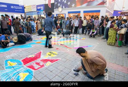 KOLKATA, INDIA - 5 FEBBRAIO : piano di pittura per giovani artisti alla fiera del libro di Kolkata, il 5 Febbraio 2015 a Kolkata. È il più grande del mondo, più atten Foto Stock