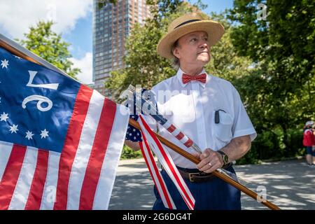 4 luglio 2021: 6 marzo annuale Lower Manhattan Independence Day del NY state Veteran Corps of Artillery and Lower Manhattan Historical Association, a partire da una bandiera che si eleva allo storico Castle Clinton at the Battery. I veterani militari nelle loro 1812 uniformi di replica e altri marcharono al Molo 17 al porto marittimo di South Street. Questo patriota aspettava l'inizio della marcia. Credit: Milo Hess/ZUMA Wire/Alamy Live News Foto Stock