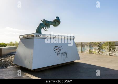 Scultura di non violenza o scultura di pistola annodata dell'artista svedese Carl Fredrik Reutersward a Zaitunay Bay, Beirut, Libano Foto Stock