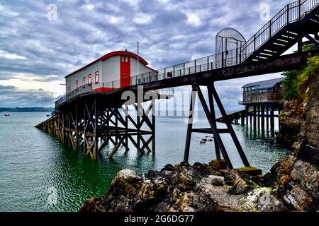 Stazioni di bagnini nuove e vecchie di Tenby. Foto Stock