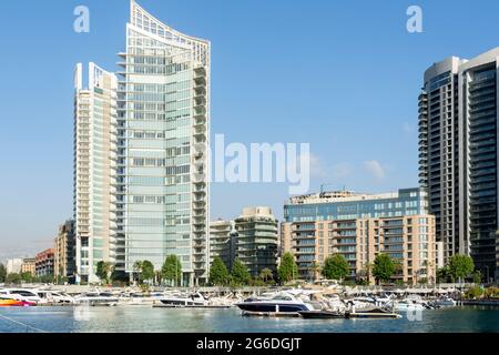 Alto e moderno skyline di Beirut con la Baia di Zaitunay, conosciuta anche come Baia di St. Georges, Beirut, Libano Foto Stock