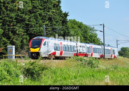 Classe 755 treno a più unità bi-mode a nord di Ely, Cambridgeshire, Inghilterra, Regno Unito Foto Stock