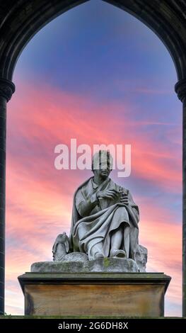 Statua di Sir Walter Scott nel Monumento Scott, Princes Street Gardens, Edimburgo, Scozia, Regno Unito Foto Stock