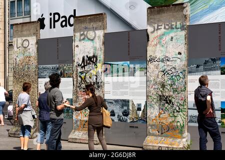 Sezioni originali del famoso Muro di Berlino a Potsdamer Platz, Berlino, Germania Foto Stock