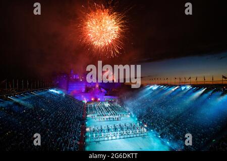 Il 2018 Royal Edinburgh International Tattoo militare sulla spianata del castello di Edimburgo, Scozia, Regno Unito Foto Stock