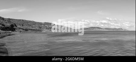 Foto panoramica dalla spiaggia di Lyme Regis della costa del Dorset, tra cui molti famosi luoghi di interesse come Stonebarrow Charmouth e la montagna Golden Cap Foto Stock