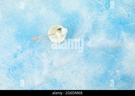 Yogurt sano o frullato in una tazza di vetro con cucchiaio Foto Stock