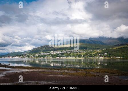 Un'immagine HDR a 3 scatti di Fort William, an Gearasdan, da tutta Loch Linnhe, la porta di accesso a ben Nevis, Lochaber, Scozia. 08 giugno 2011 Foto Stock