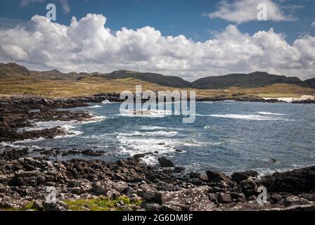 Un'immagine HDR dell'estate 3 di un'onda che si schiantò sulla costa rocciosa di Briaghlann, Point of Ardnamurchan, Locaber, Scozia. 09 giugno 2011 Foto Stock