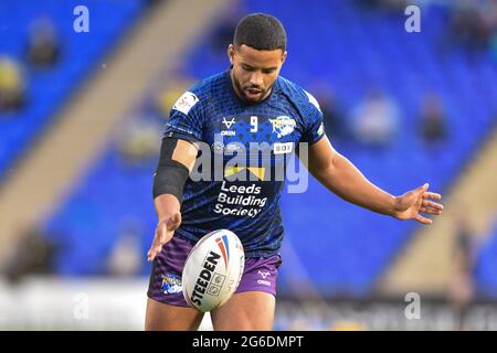 Warrington, Regno Unito. 05 luglio 2021. Kruise Leeming (9) di Leeds Rhinos durante il riscaldamento a Warrington, Regno Unito, il 7/5/2021. (Foto di Richard Long/ RL Photography/News Images/Sipa USA) Credit: Sipa USA/Alamy Live News Foto Stock