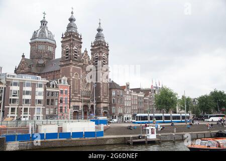 Tram che corrono nella città di Amsterdam Foto Stock