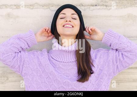 Felice giovane donna sorridente con gli occhi chiusi all'aperto. Foto Stock