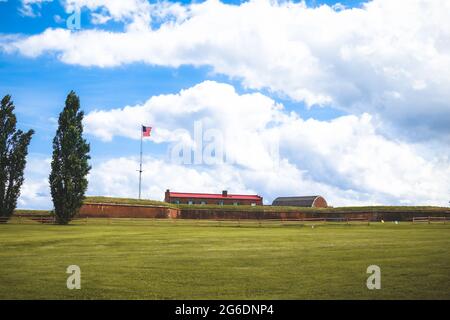 La bandiera a quindici stelle ondeggia sul forte al Fort McHenry National Monument and Historic Shrine, Baltimora, Maryland. Foto Stock