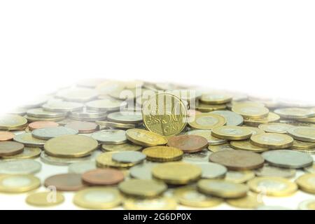 Monete di paesi diversi e denominazioni diverse su sfondo bianco. Monete europee e americane di paesi diversi primo piano, sole flare Foto Stock