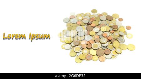 Monete di paesi diversi e denominazioni diverse su sfondo bianco. Primo piano monete europee e americane di paesi diversi. Backgroun Foto Stock