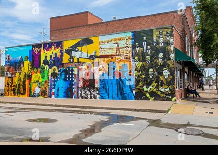 Tulsa, Oklahoma - 'Storia nella realizzazione', un dipinto a muro dell'artista Skip Hill, raffigura i residenti del quartiere di Greenwood, conosciuto come la 'parete Nera Foto Stock