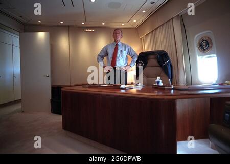 Il presidente George W. Bush guarda la copertura televisiva degli attacchi terroristici sul World Trade Center martedì 11 settembre 2001, dal suo ufficio a bordo dell'Air Force One. Foto di Eric Draper, per gentile concessione della George W. Bush Presidential Library Foto Stock