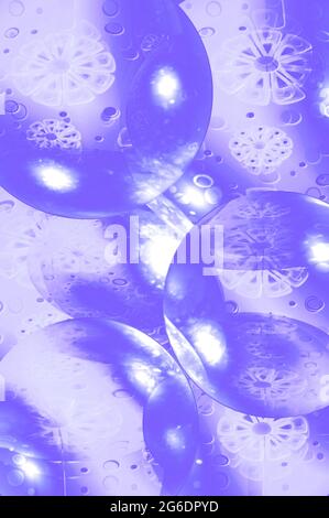 Pianeti e piattini volanti esistono in uno spazio esterno sovraffollato. I pianeti 3D e le nova leggere sono resi in toni di viola. Foto Stock